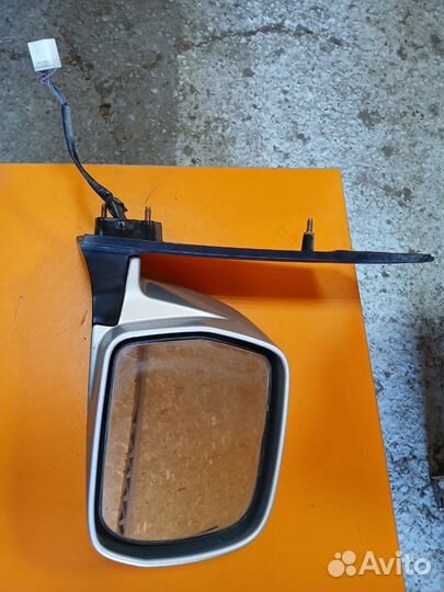 Зеркало правое Toyota Voxy AZR 65