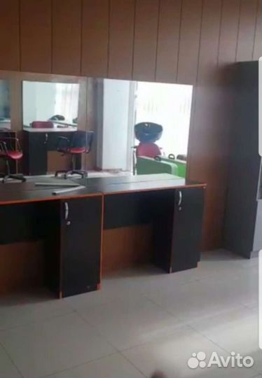 Стол для парикмахера с зеркалом и шкафом