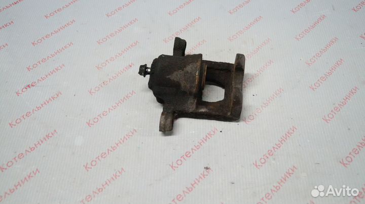 Nissan 44001-EM11A Суппорт задний правый