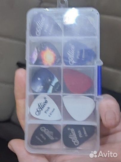 Акустическая гитара и дополнительные инструменты