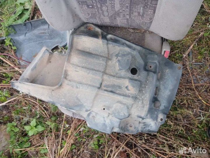 Пыльник двигателя левый Toyota Corolla E110 1998