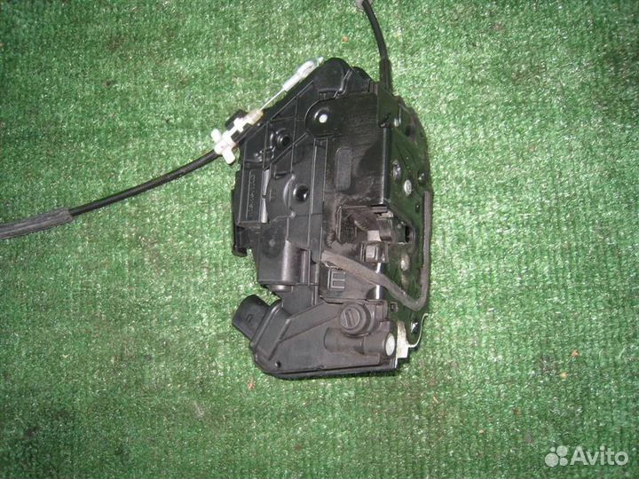 Замок двери задней левой Skoda Fabia 5J 2010