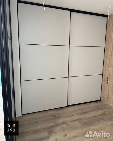 Книжный шкаф