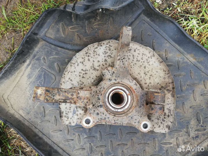 Поворотный кулак Митсубиси Лансер 10