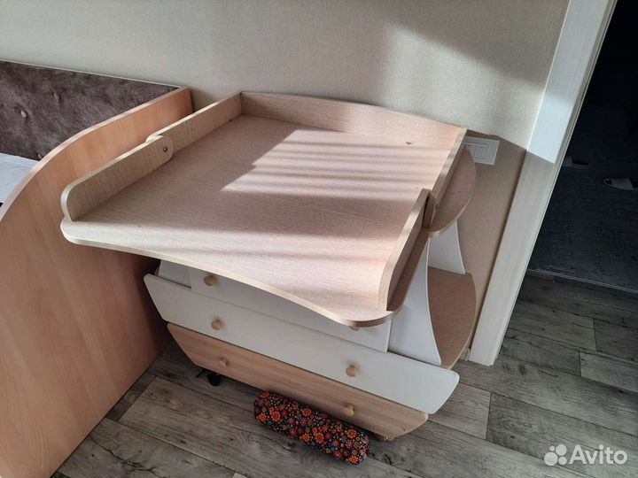 Детская кроватка с маятником