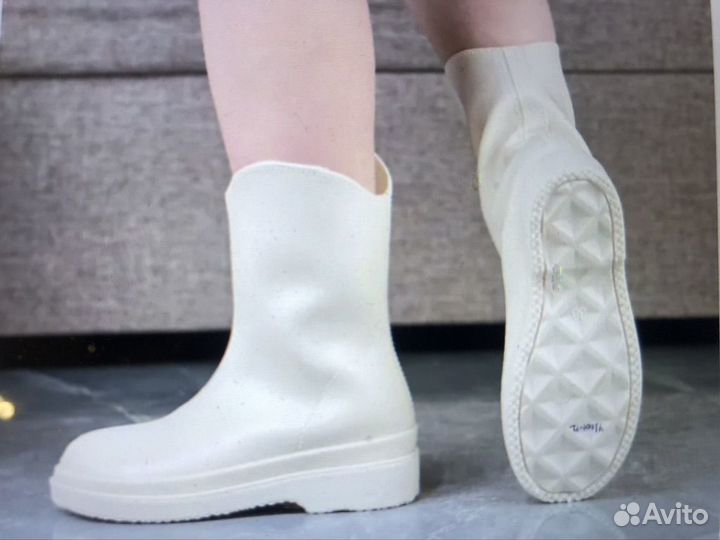 Продаются литые резиновые женские сапожки 38 разме