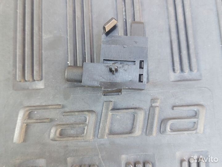 Концевик ручного тормоза 1J0947561