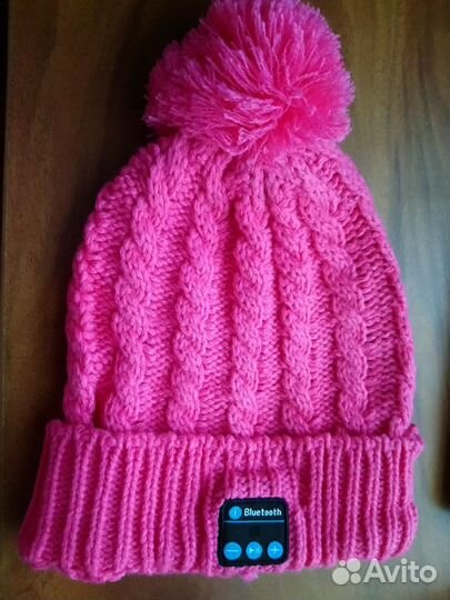 Женская шапка с блютуз наушником