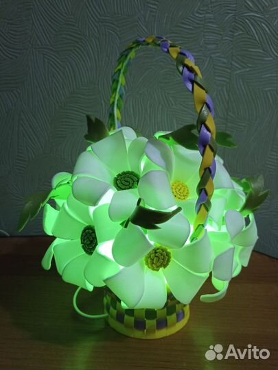 Светильник с конфетами и цветами