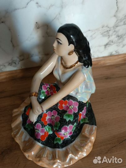 Статуэтка фарфор