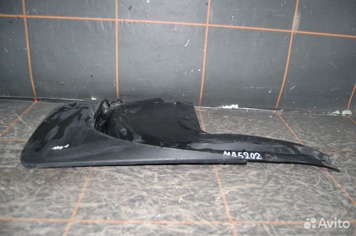 Брызговик задний правый - Toyota Land Cruiser 200