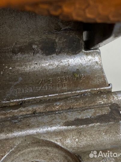 Б/У петля двери передний правый Volkswagen Touareg