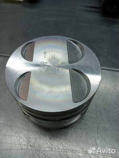 Поршень с пальцем и стопорными кольцами