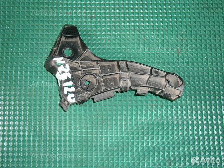 Крепление бампера прав. перед. toyota corolla