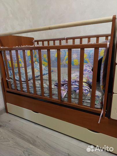 Детская кроватка с маятником