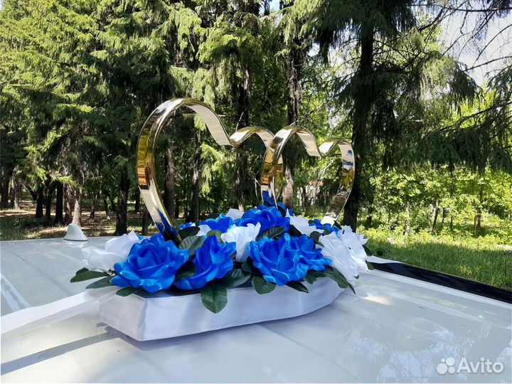 Синие украшения на машину