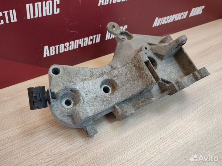 Кронштейн генератора Renault Sandero