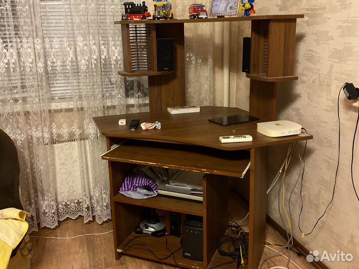 Компьютерный стол угловой с полками