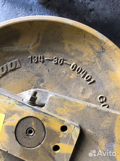 Колесо направляющее,ленивец komatsu D63E-12