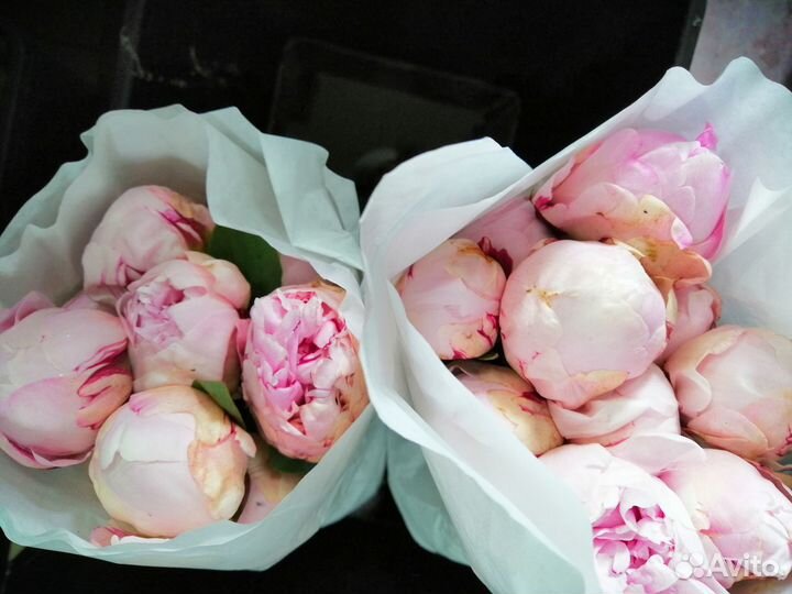 Букеты из цветов пионов, роз