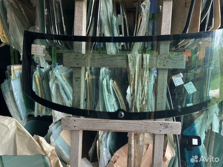 Стекло заднее на Шкоду Карок оригинал