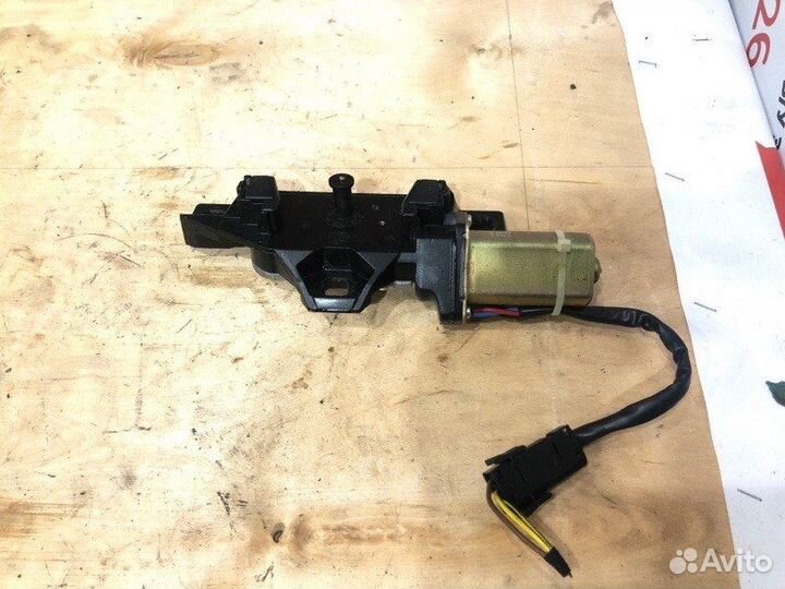 Доводчик двери багажника Bmw 7 E65 N62B36 2003