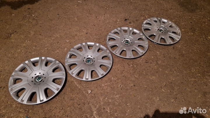 Комплект оригинальных колпаков на Шкоду R15