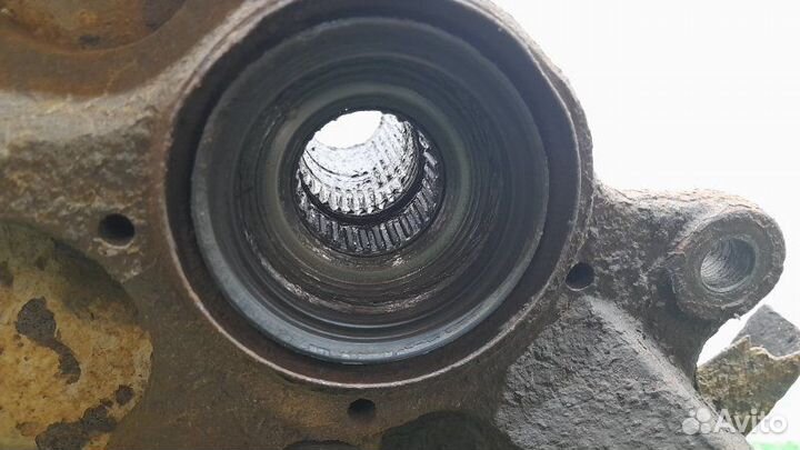 Кулак поворотный передний левый Mitsubishi Pajero