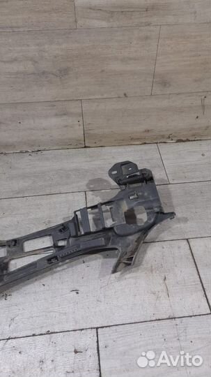 Кронштейн переднего бампера правый Mercedes C