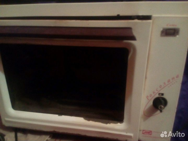 Печь электрическая, сильно загрязнена, рабочая