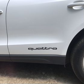 Наклейки Quattro на Audi на низ дверей