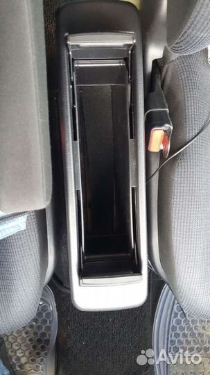 Бардачок между сидений Toyota Sienta