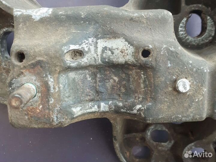 Правый кронштейн подрамника ауди а4 б6