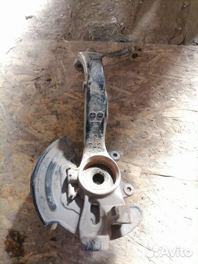 Кулак поворотный передний правый Volkswagen Passat