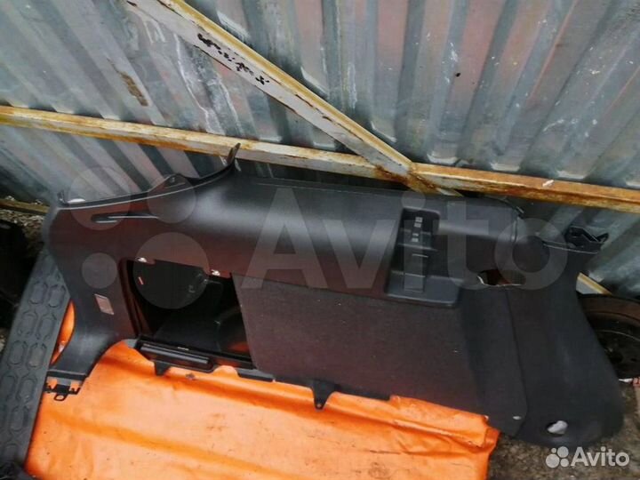 Обшивка багажника левая VW Touareg (2002-2010)