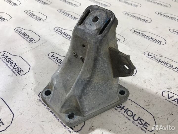 Кронштейн двигателя правый Volkswagen Passat B5+