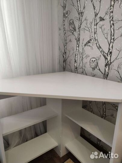 Угловой письменный стол белый с полками