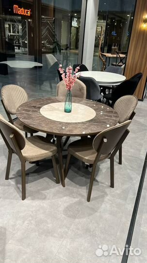 Обеденный стол и стулья