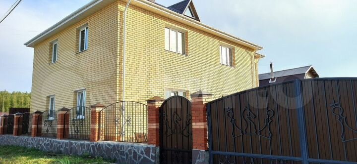 Коттедж 245 м² на участке 8 сот.