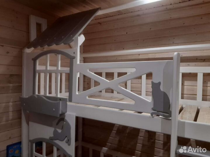 Двухъярусная кровать домик
