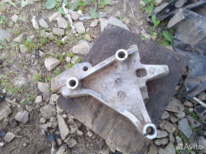 Кронштейн двигателя правый Nissan Primera SR 20