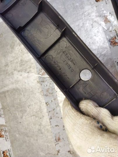 Обшивка двери багажника задняя левая Toyota