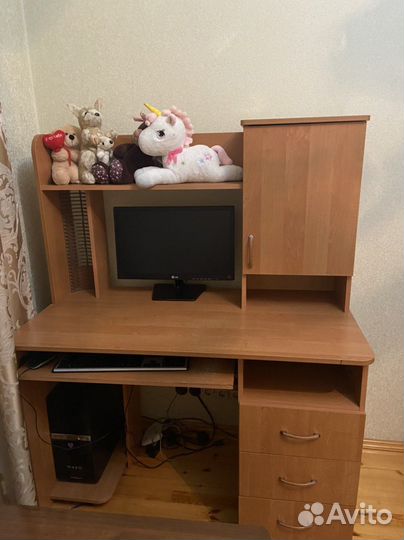 Компьютер со столом вместе