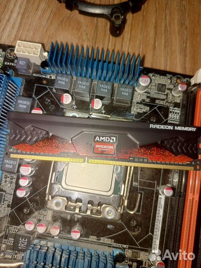 Материнская плата с процессором и памятью