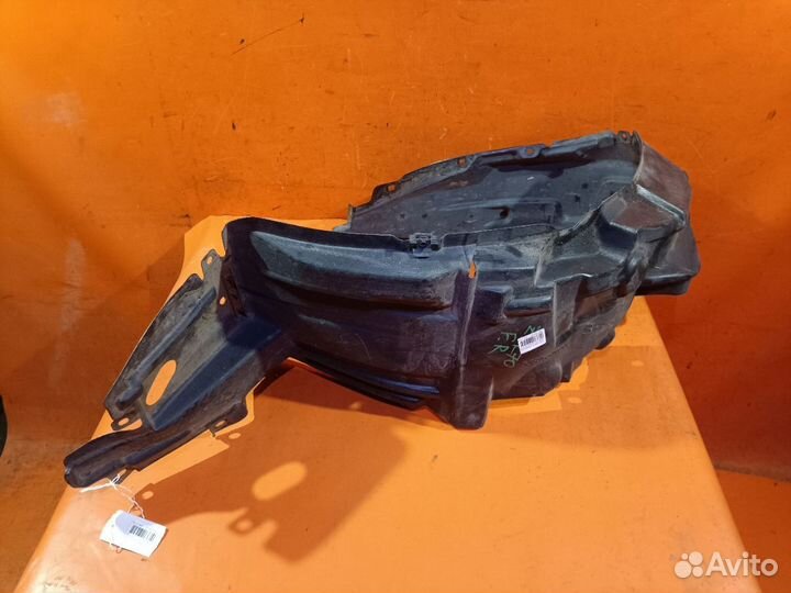 Подкрылок Toyota Noah ZRR70G (Переднее Правое)