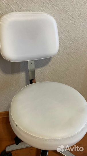 Стул на колесиках