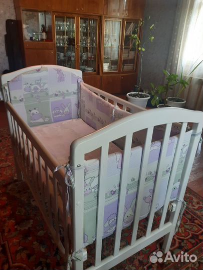 Продам детскую кроватку с маятниковым механизмом
