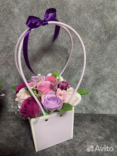 Цветы в сумке-коробке