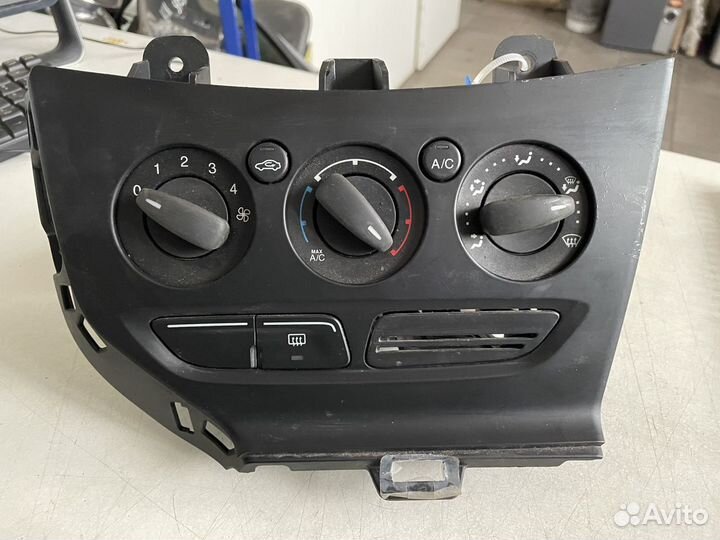 Блок управления отопителем Ford Focus III 2011-201