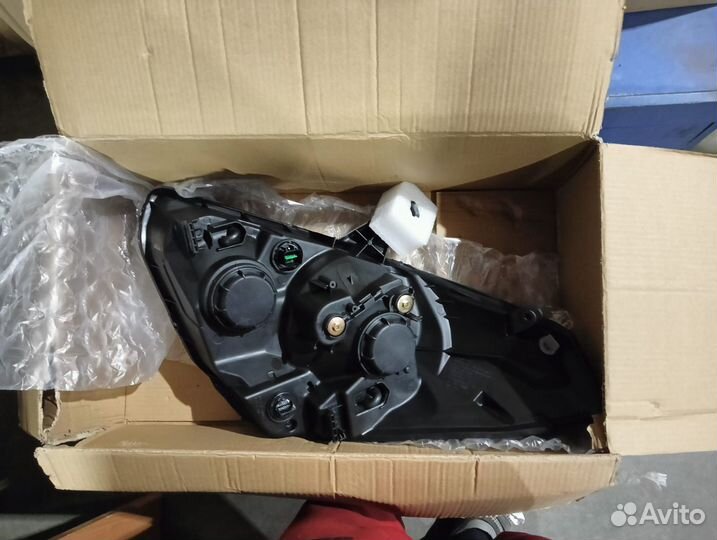 Фара правая Hyundai H-1/Starex 08-18